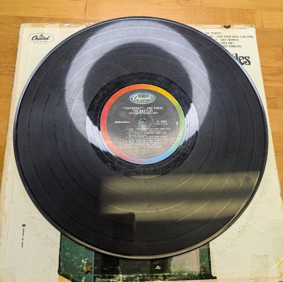 The Beatles 'Yesterday and Today' Vinyl Record - Picture 7 of 8